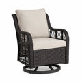Silla giratoria de resina trenzada con cojines beige