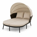 Cama de día de exterior con dosel de ratán y cojines beige